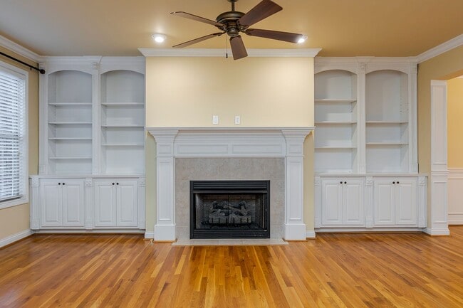 Building Photo - Beautiful Townhome located in the highly desirable Beaumont neighborhood of Lexington.