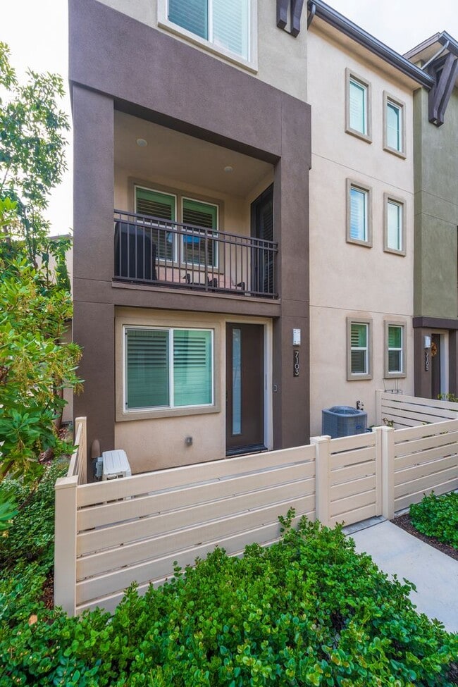 Building Photo - Newer townhome rental located in the gated One Seven Eight community!