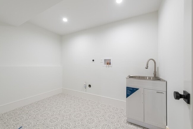 Building Photo - 67 Eliot St