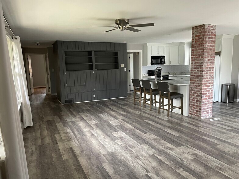 Building Photo - 526 Bank St