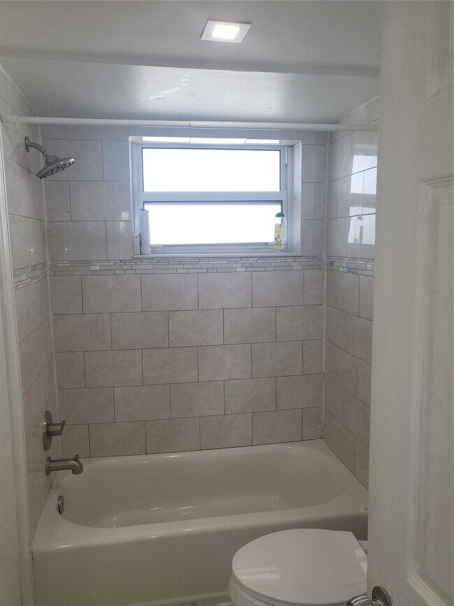 Building Photo - 1075 NE Miami Gardens Dr