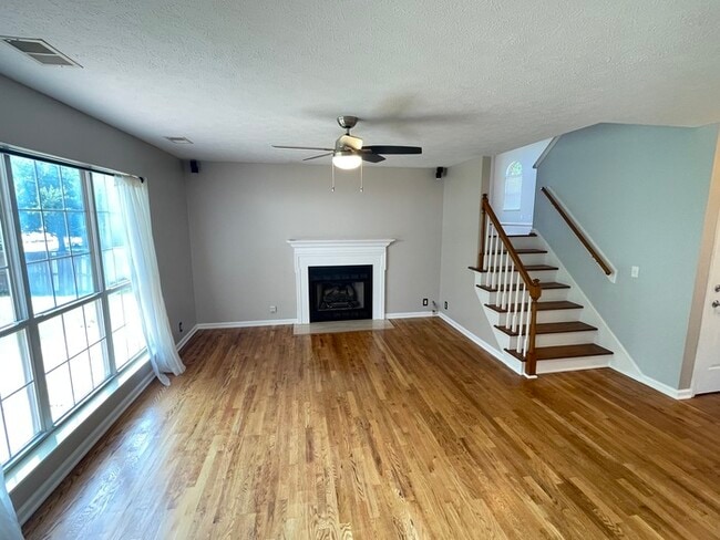 Building Photo - Harbortowne corner lot home with fenced yard and deck!