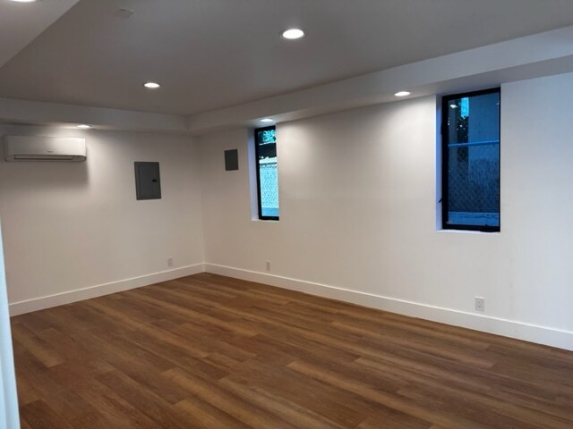 Building Photo - 1527 Wellesley Ave