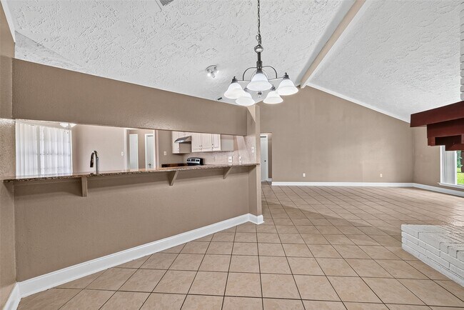 Building Photo - 15815 Thistledew Dr