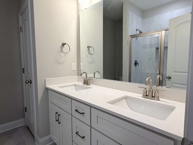 Building Photo - Spacious Townhome in The Springs of North Asheville