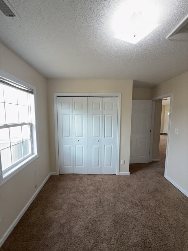 Building Photo - Stunning 3 Bedroom Home in Hubert-708 Covington Ct.