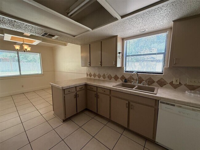 Building Photo - 8906 Pineridge Dr