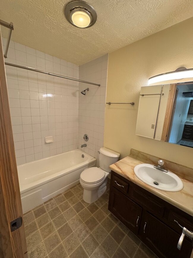 Building Photo - 2104 Roosevelt Dr
