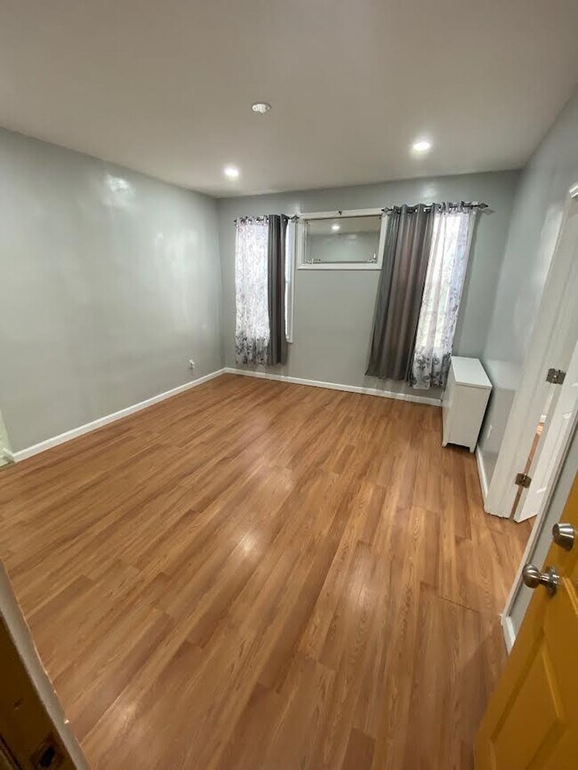 Building Photo - 425 Leslie St