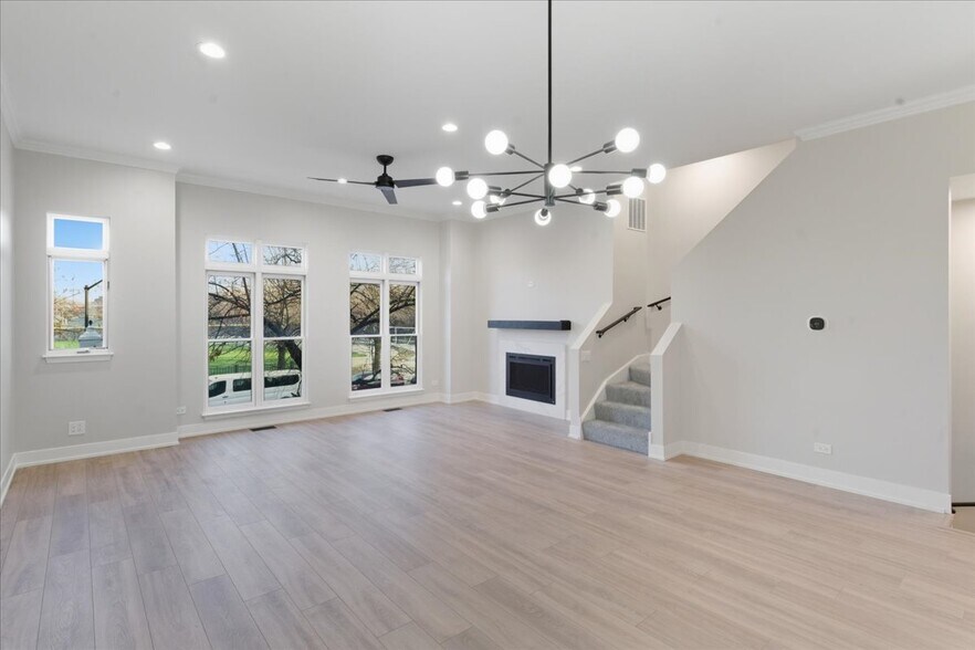 Building Photo - 841 W 14th Pl