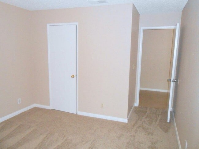 Building Photo - Spacious 2 bedroom Condo in Canyon Lake Community