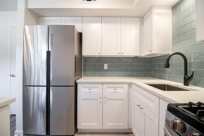 Building Photo - 806 E 13th St