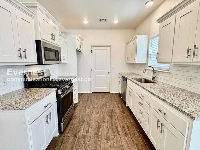 Building Photo - 3 Bed, 2 Bath Home with Garage / Pet-Friendly / Available Now!