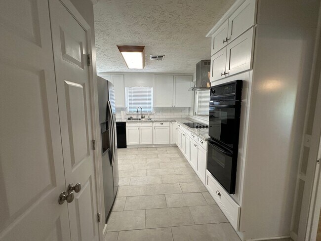 Building Photo - Beautiful home with everything you could want