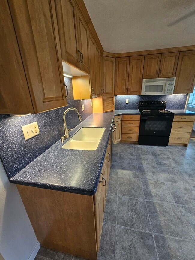 Building Photo - 4 bed 2 bath Home in Murray