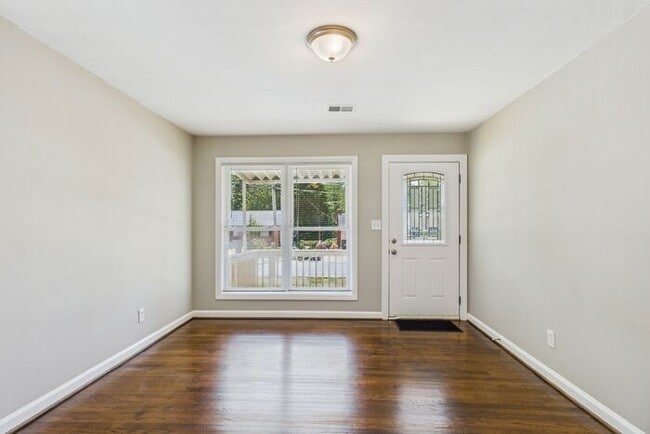 Building Photo - Updated home with New Kitchen, Hardwood Fl...