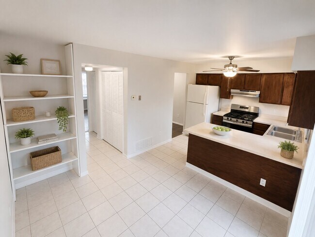 Building Photo - 164 Woodlake Manor Dr