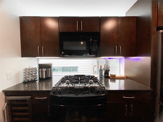 Building Photo - 441 Meadow St