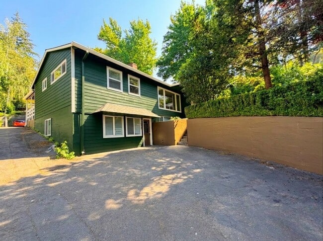 Building Photo - 9938 SW Terwilliger Blvd