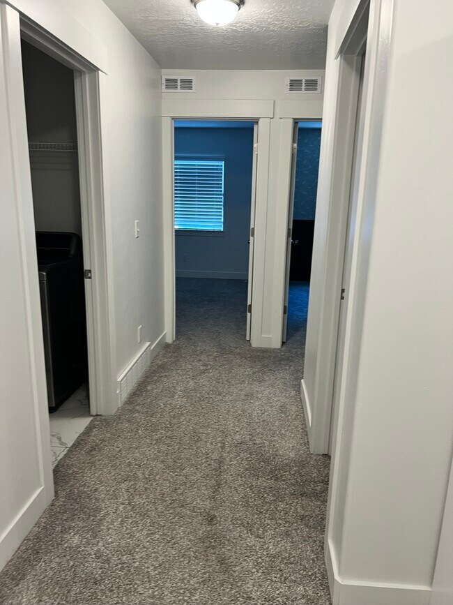Building Photo - Bluffdale Townhouse
