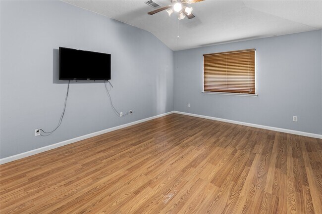 Building Photo - 1735 Oak Ridge Dr