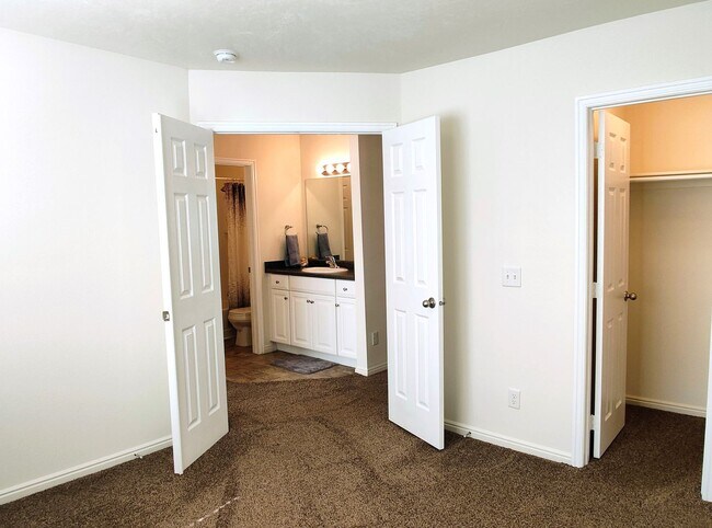 Building Photo - Great 3 Bd 2.5 Bath Townhome