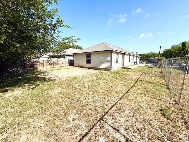 Building Photo - 424 Amires Pl