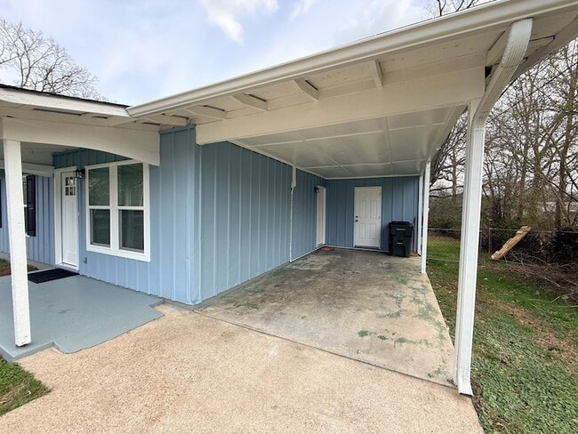 Building Photo - 205 Robert E Lee St