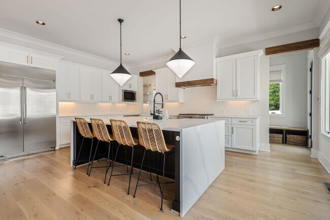 Building Photo - BEAUTIFUL CUSTOM BUILT HOME. 12 SOUTH ACRO...