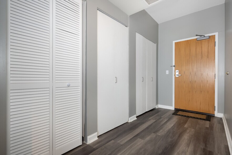 Building Photo - 5 E 14th Pl