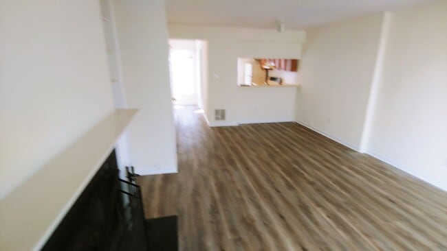 Building Photo - 2 BR/ 2.5 BA Two Bedroom Townhouse in the West End.