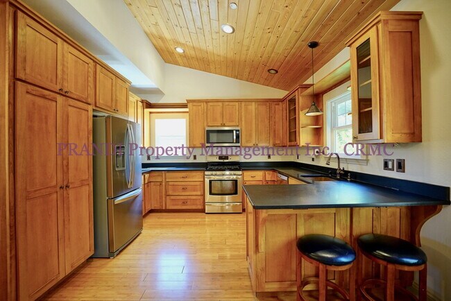 Building Photo - Gerstile Park Gem, With Upgraded Finishes ...