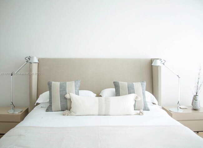 Building Photo - 100 South Pointe Dr