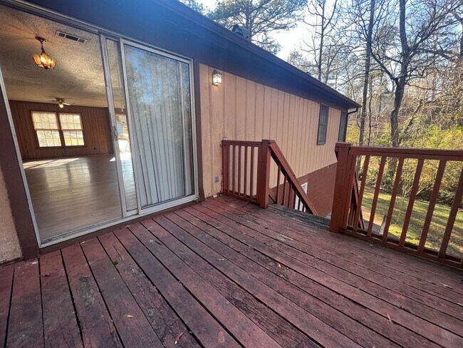 Building Photo - 3 bedroom 1 bathroom home in Colonial Hills