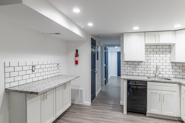 Building Photo - 916 Highview St