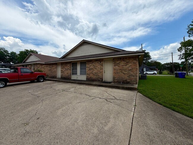 Building Photo - 3447 Pewitt Dr