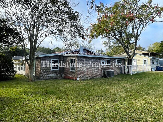 Building Photo - 2965 Armstrong St