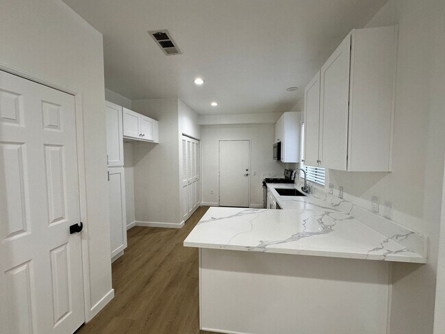 Building Photo - Townhouse at the Bordeaux Gated Community 3bed 2.5 bath