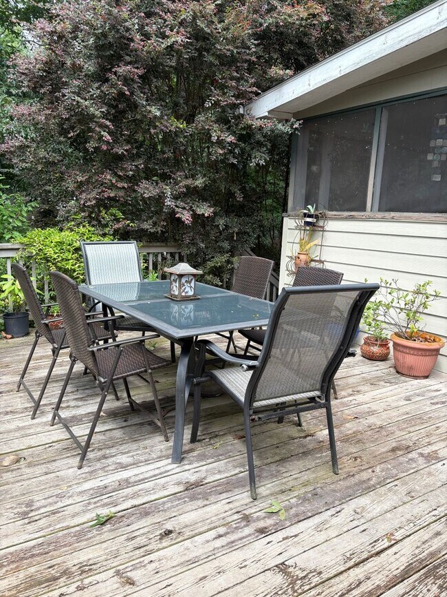 Building Photo - Large, private home in Rivercliff
