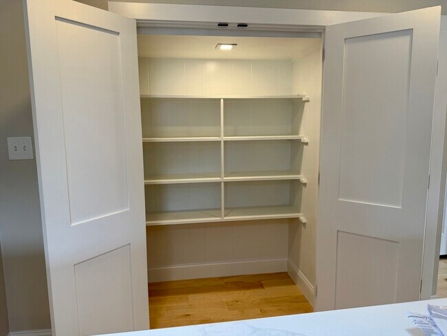 Building Photo - 15 River St