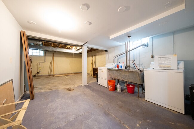 Building Photo - 1600 N Sheridan Ave