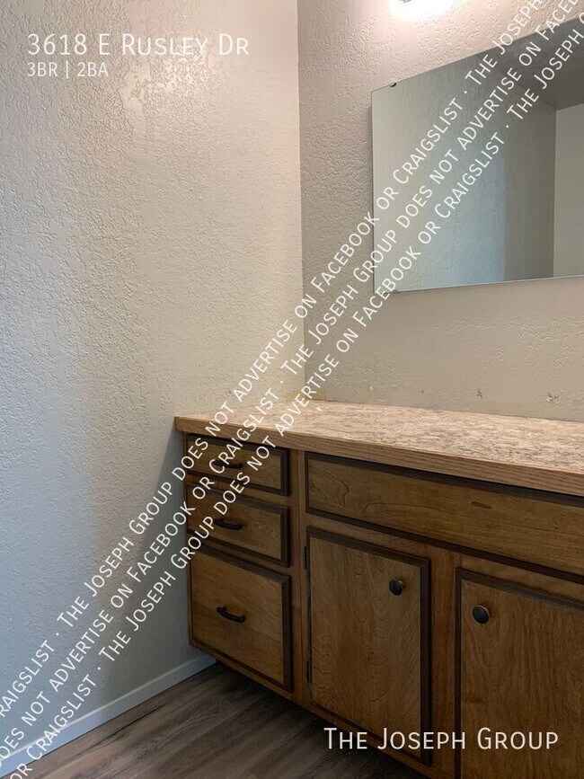 Building Photo - 3618 E Rusley Dr