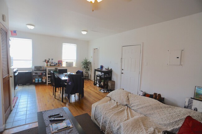 Building Photo - 423 Jackson St