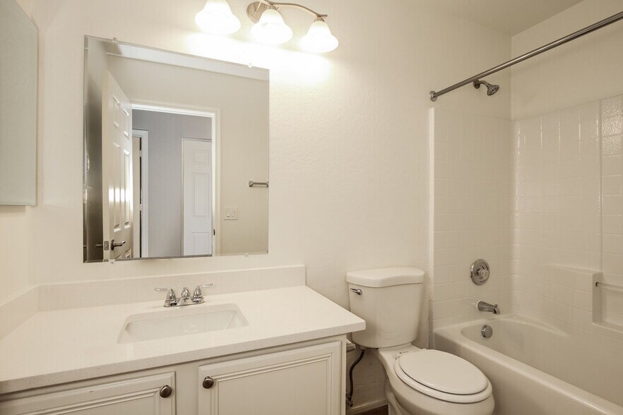 Building Photo - 6609 W Monroe St