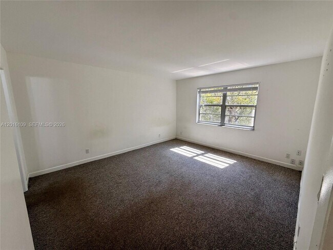 Building Photo - 1075 Riverside Dr