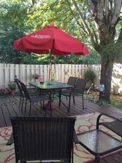 Building Photo - Spacious townhome