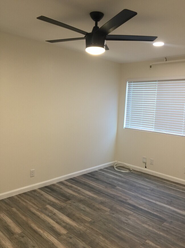 Building Photo - 516 W Century Blvd