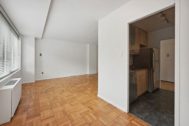 Building Photo - Walk to Georgetown! One Month Concession! Professionally Managed & Recently Renovated // 1 Bedroo...