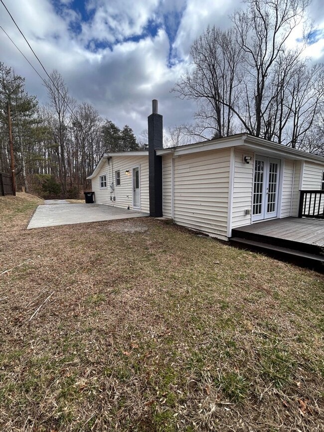 Building Photo - Remodeled 3 BR home with Garage near Explo...