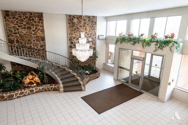 Building Photo - 18 E Old Willow Rd